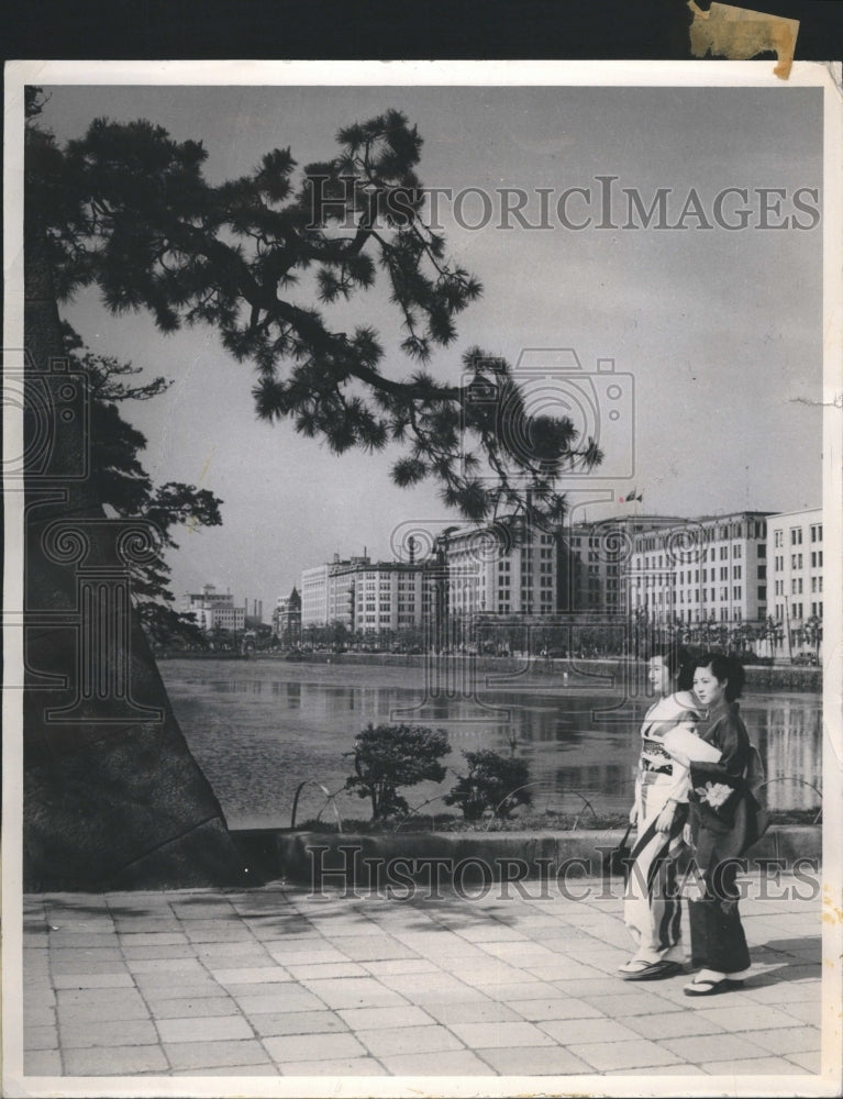 1978 Japanese Girls-Imperial Palace Moat - Historic Images