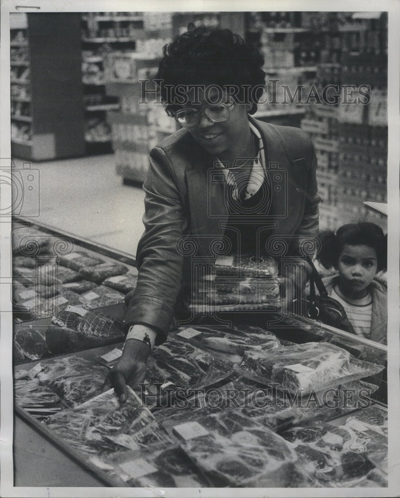 1976 Mrs Katie Reed &amp; her daughter choosing carefully for beef - Historic Images