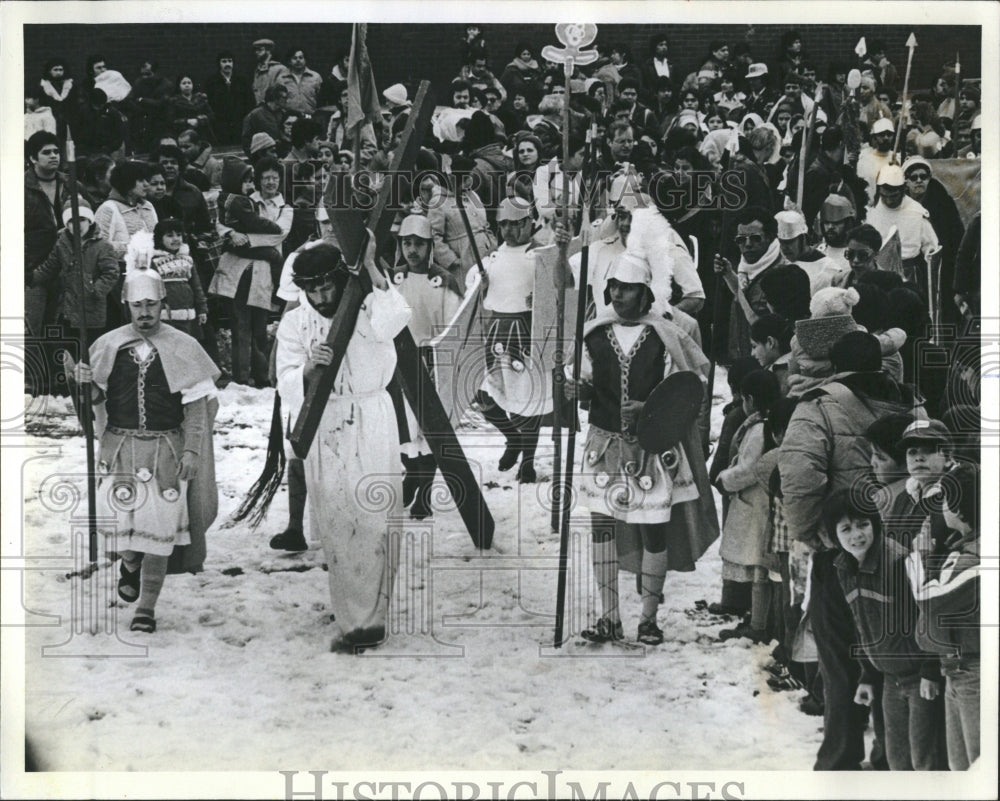 1982 Los Vecinos Cross Carrying - Historic Images