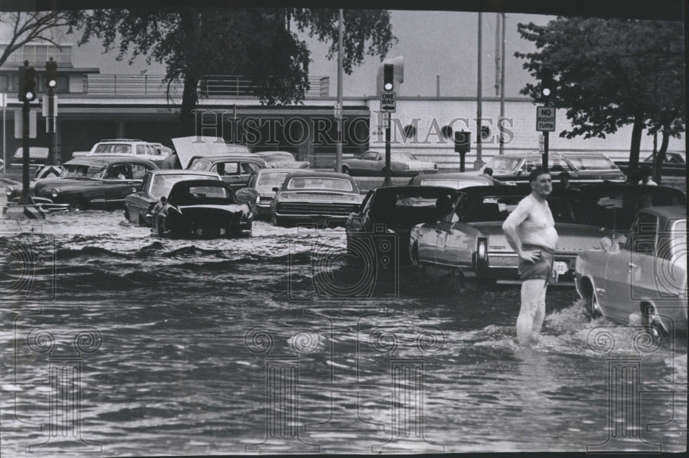 1967  stranded motorist in the flooded - Historic Images