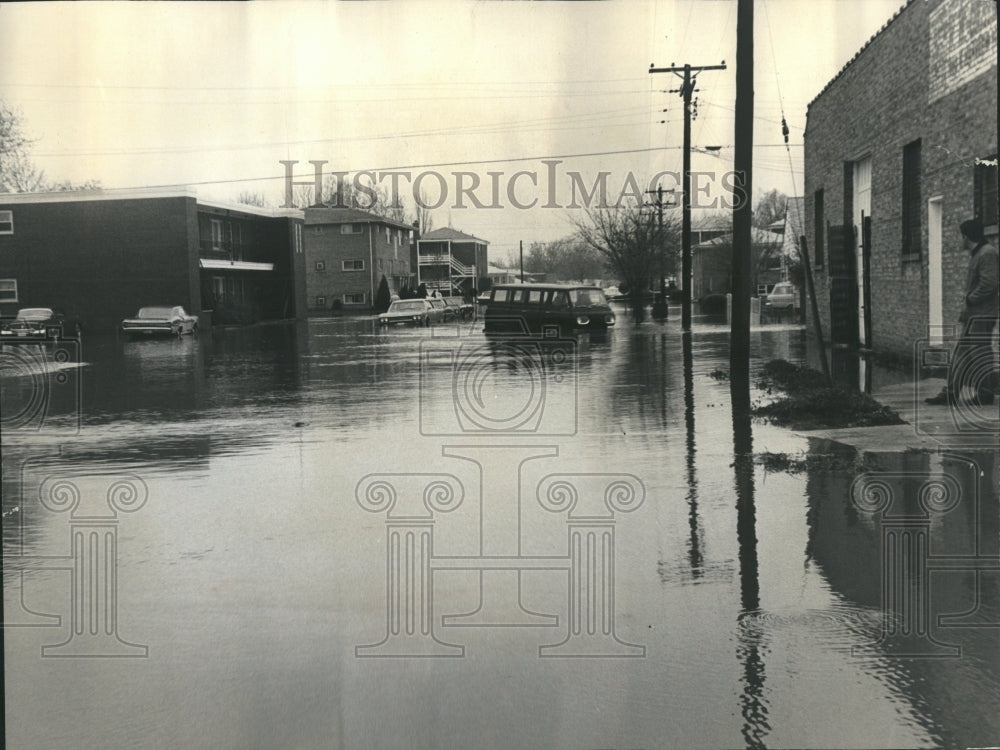 1966 Stone Park Residents Flee Floods - Historic Images