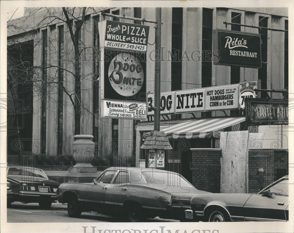 1981 Outside the 3 dog nite restaurant - Historic Images