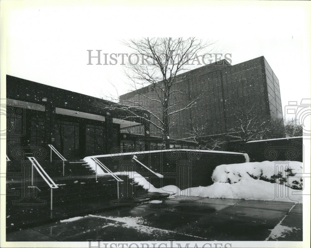 1985 Signal UOP Headquarters - Historic Images