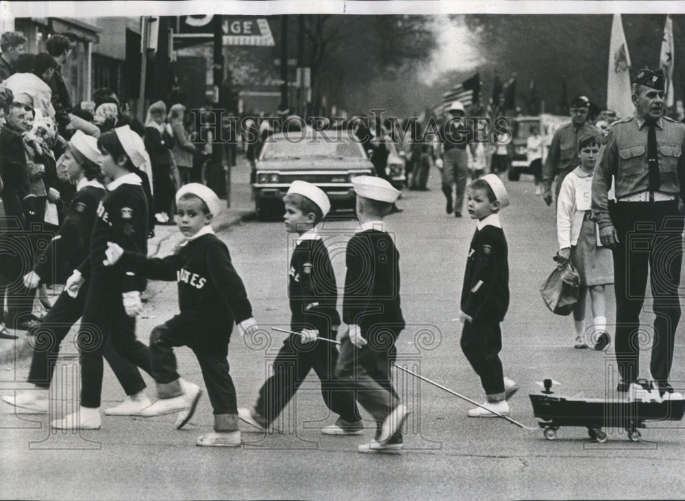 1967 Children in Loyola Day parade - Historic Images