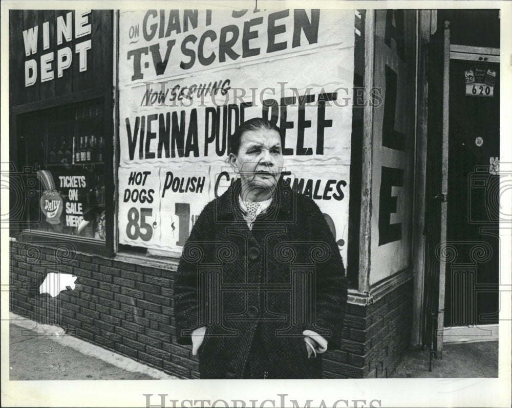 1981 Josephine hangs out at Paradise bar - Historic Images