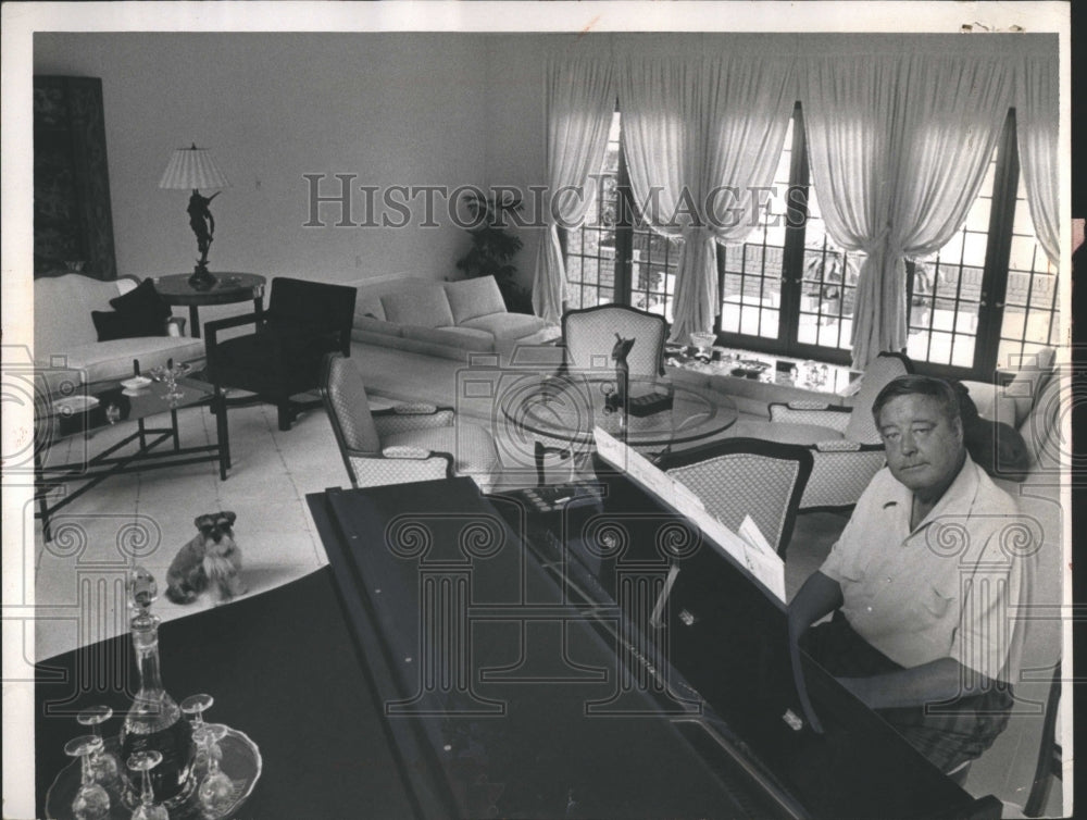 1973 Press Photo Jackie Gleason Sofa Judi Male Home - Historic Images