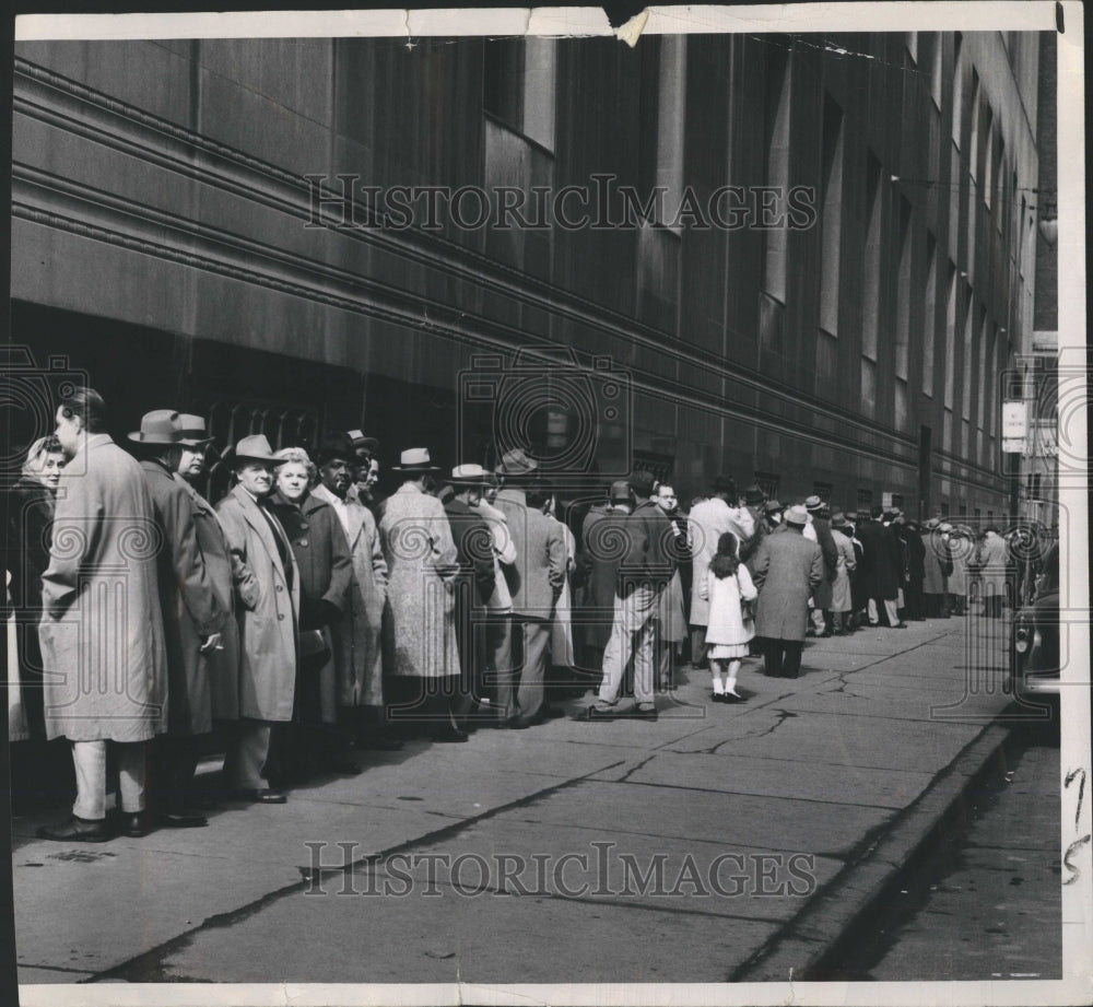  Income tax Shelby Spina Photo - Historic Images