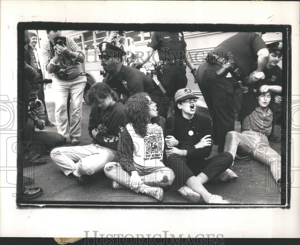 1988 Evergreen Alliance Protestors - Historic Images