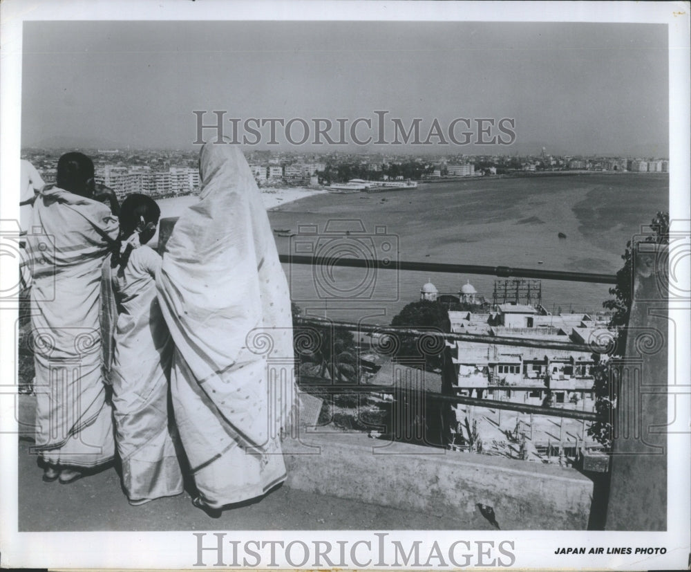 1972 Bombay Women Saris Malabar Hill Ghats - Historic Images