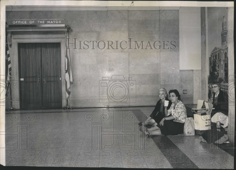 1962 Press Photo Women Demonstrators Univ of Illinois - Historic Images