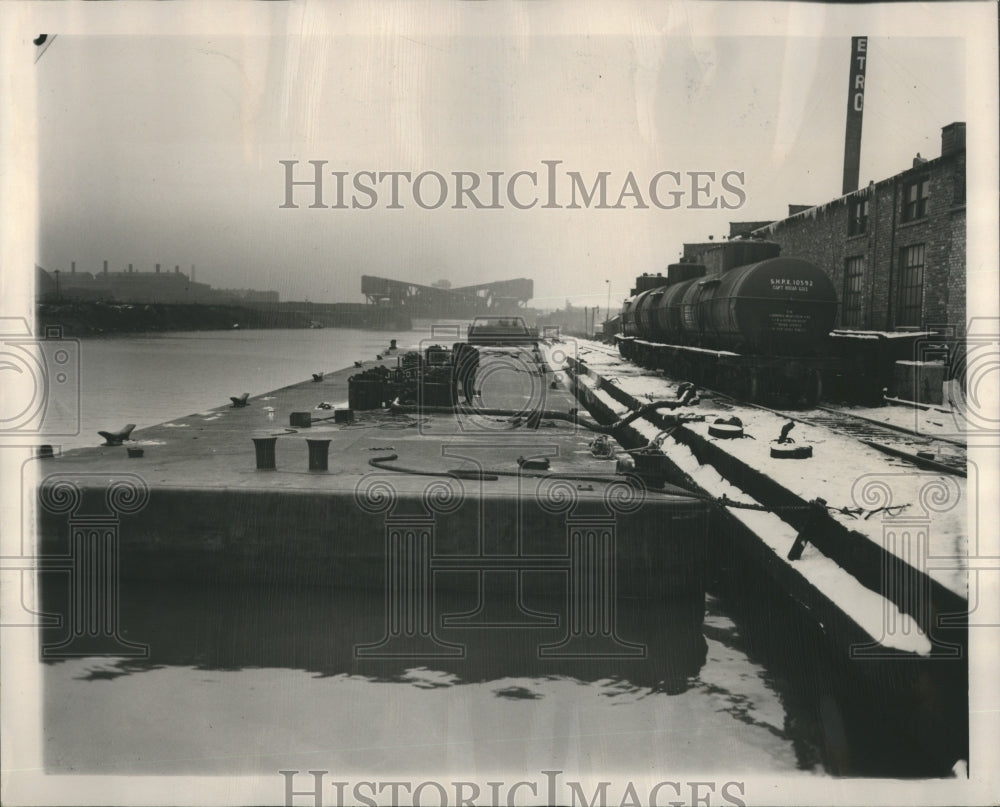 1948 Press Photo Oil Barge Unloading Fuel - Historic Images