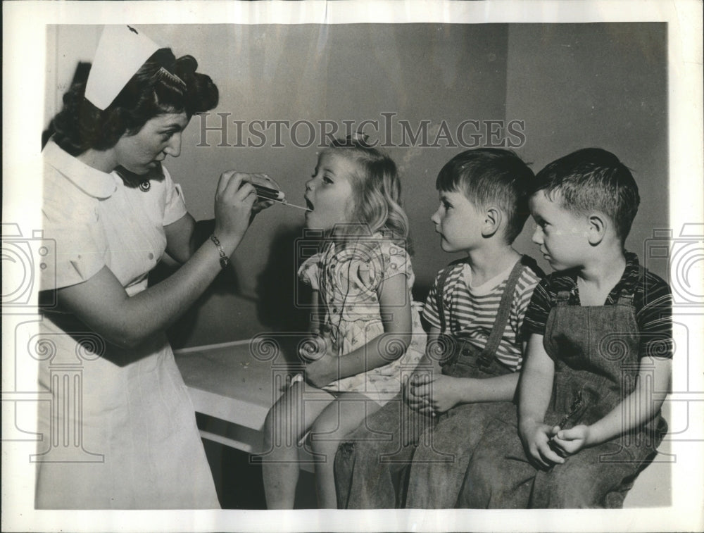 1943 Press Photonurse examines children at Nursery - Historic Images