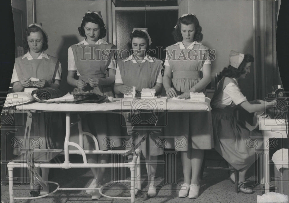 1942 Nursing aids making surgical dressing - Historic Images