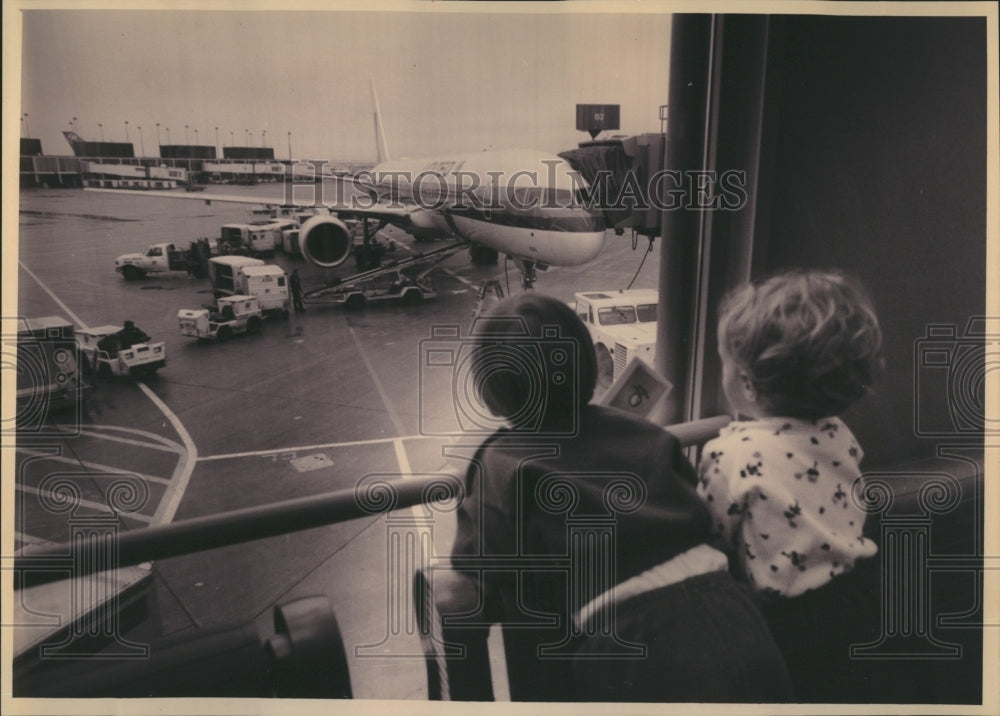 Press Photo OHare Airport Plane Loading Runways - Historic Images