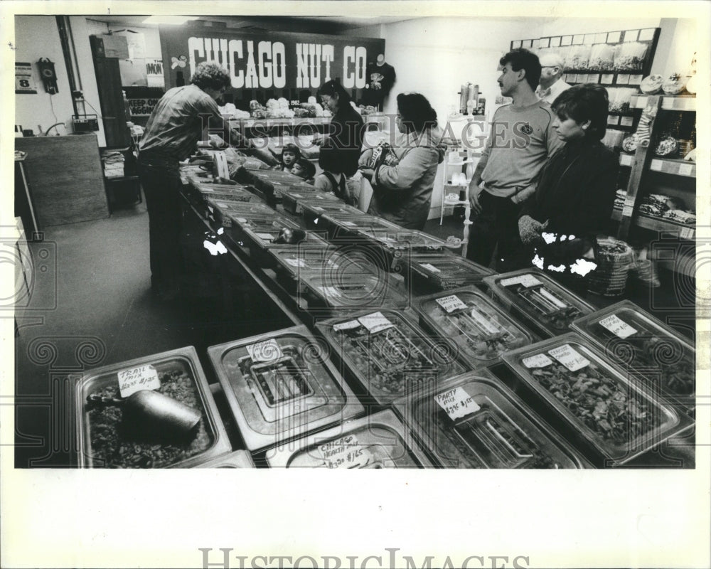 1983 Last minute shoppers flock Chicago Nut - Historic Images