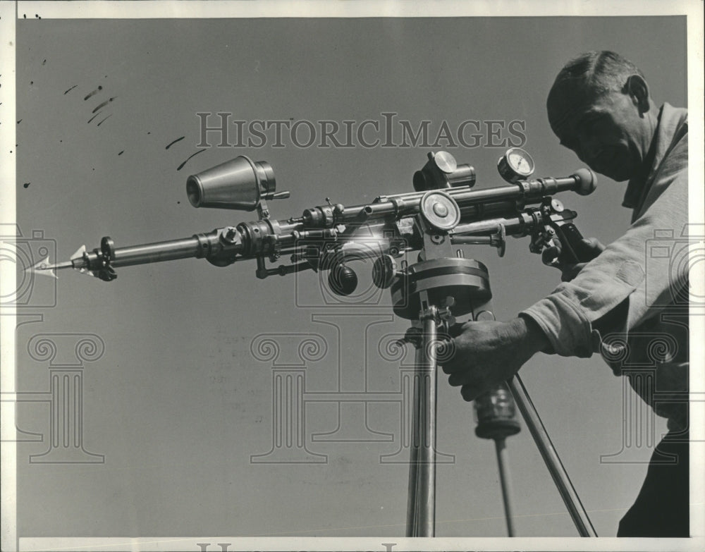  Arrow Gun Man Shooting - Historic Images