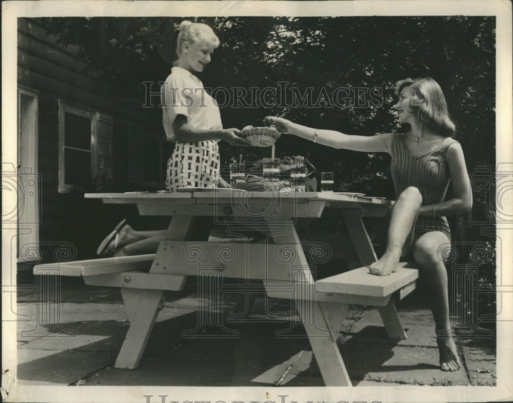 1982 Family Picnic Chicago - Historic Images