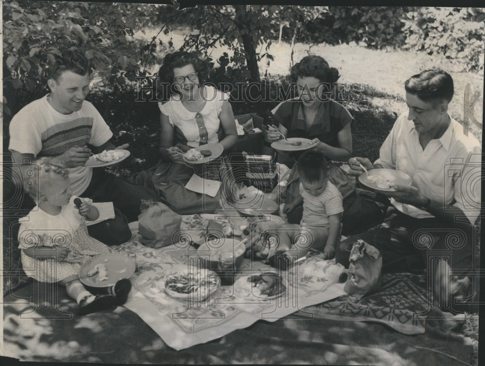1950 Robinson Woods Picnic Grove - Historic Images