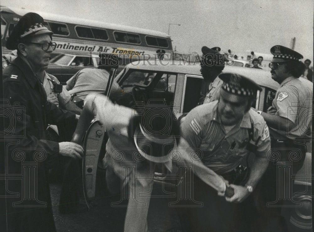 1977 Cabdriver Arrested at O&#39;Hare Airport - Historic Images