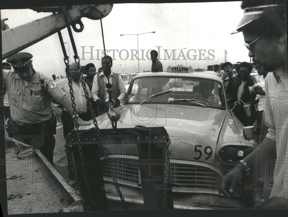 1977 Car Towed OHare Airport Driver Strike - Historic Images