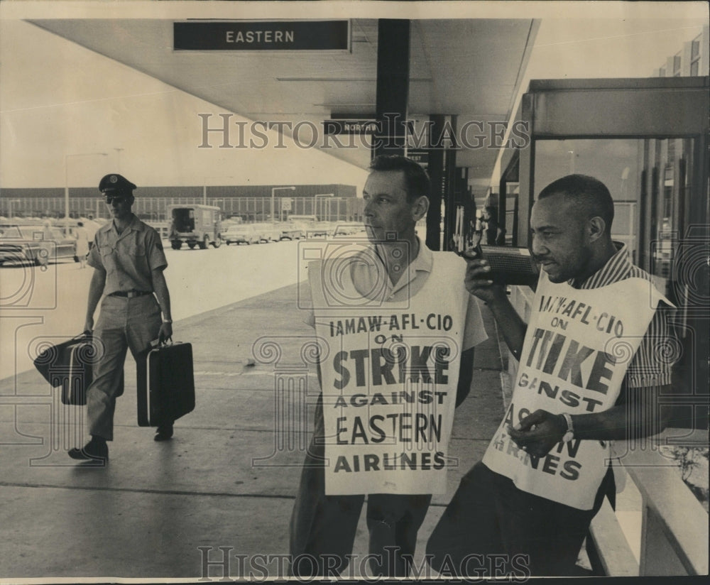 1966 OHare Airport Picket Machinists - Historic Images