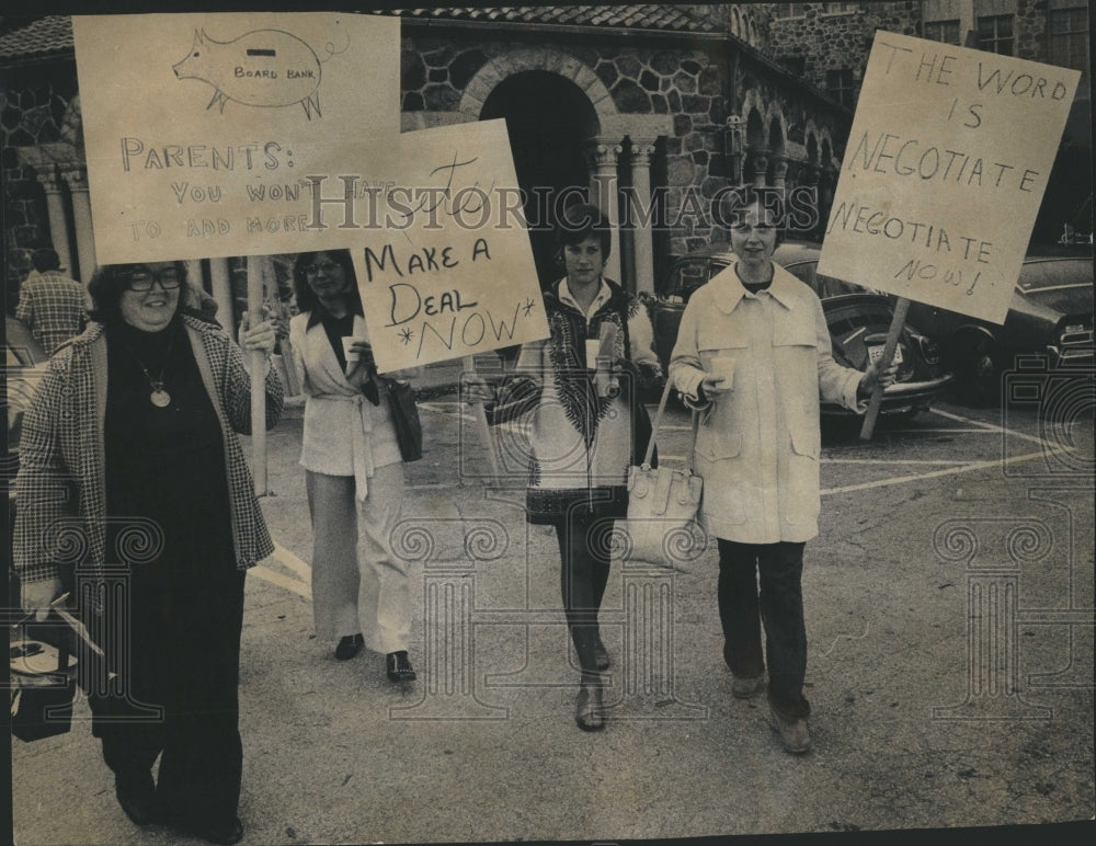 1974 Press Photo Oak Park Elementary Teacher Strike - Historic Images