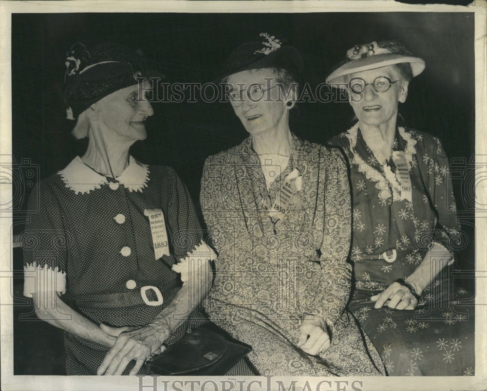 1939 residents at Picnic Harms Park - Historic Images