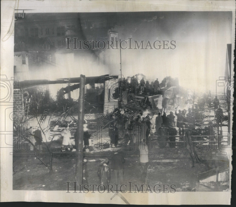 1952 Airliner crashes into apartment house - Historic Images