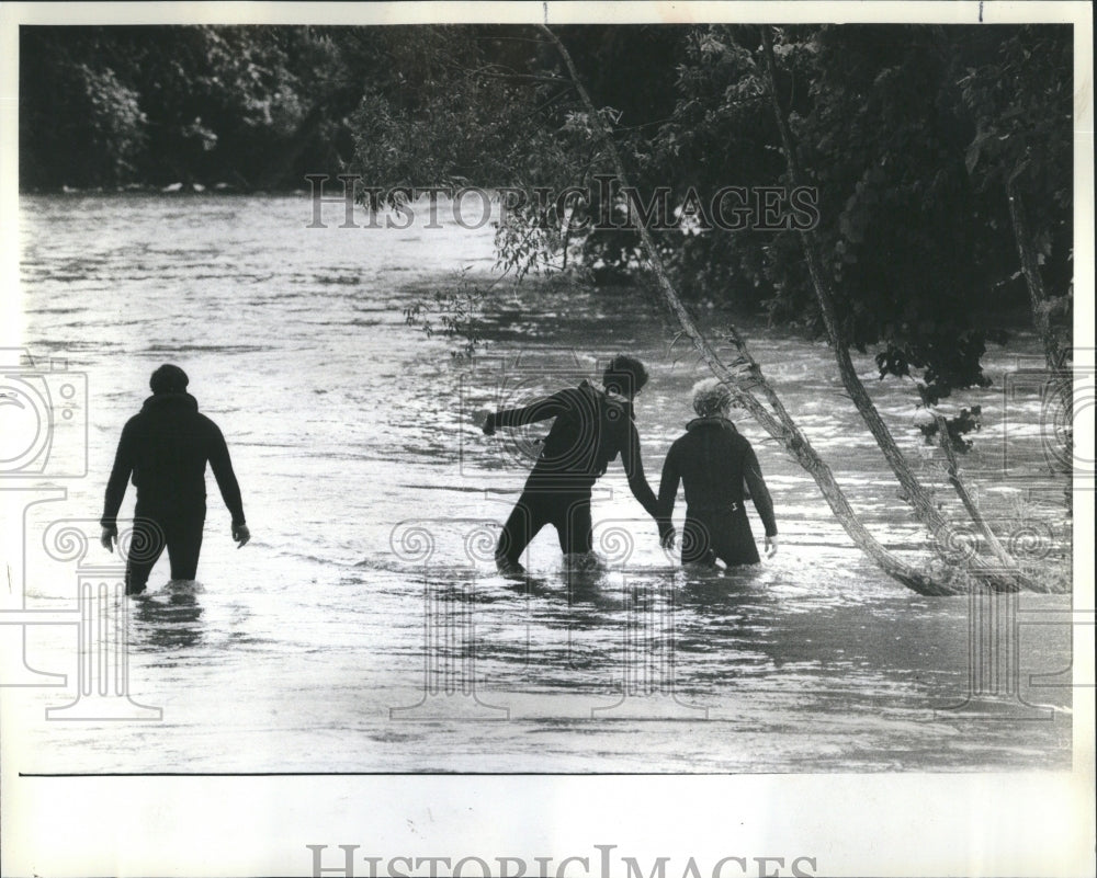 1982 Rescue Workers Search Police Office - Historic Images