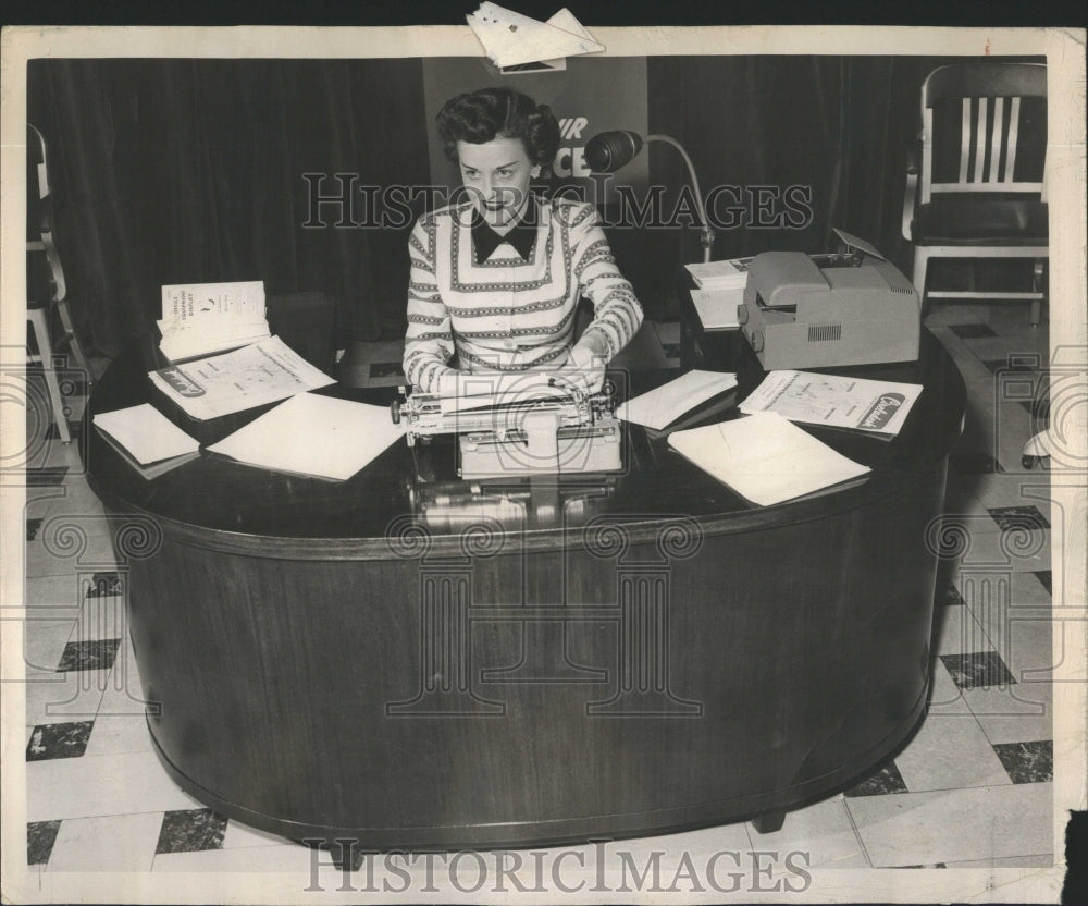 1950 Secretary at the Stevens Hotel  - Historic Images