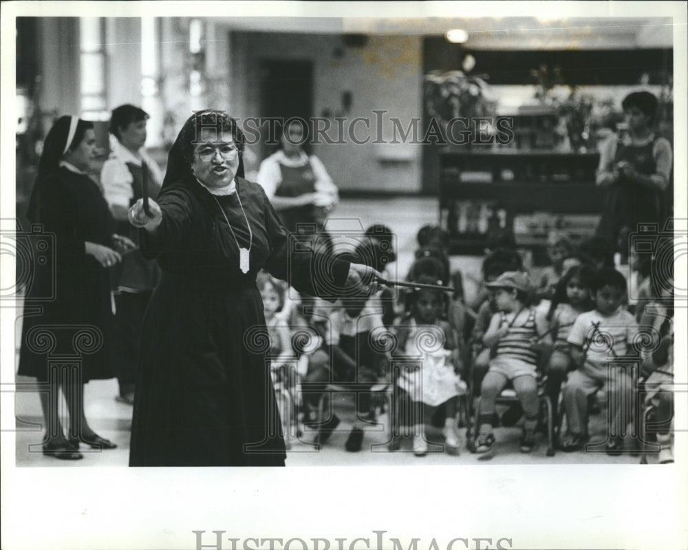 1983 Sister Eleanor leads preschoolers - Historic Images