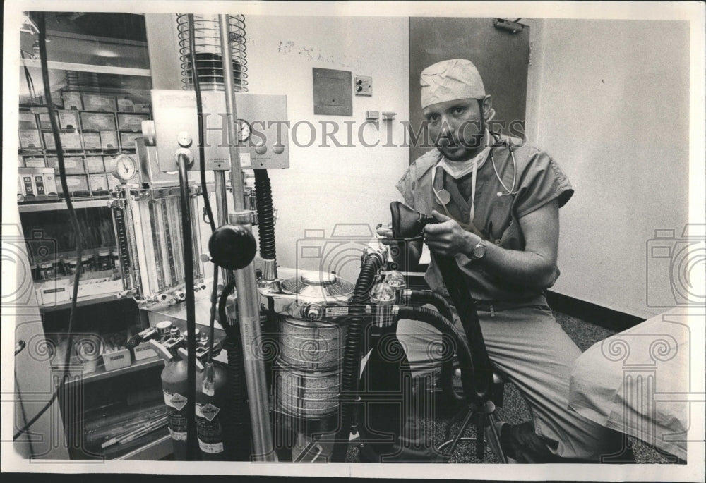 1981 Jim Herman, a nurse anesthetist - Historic Images