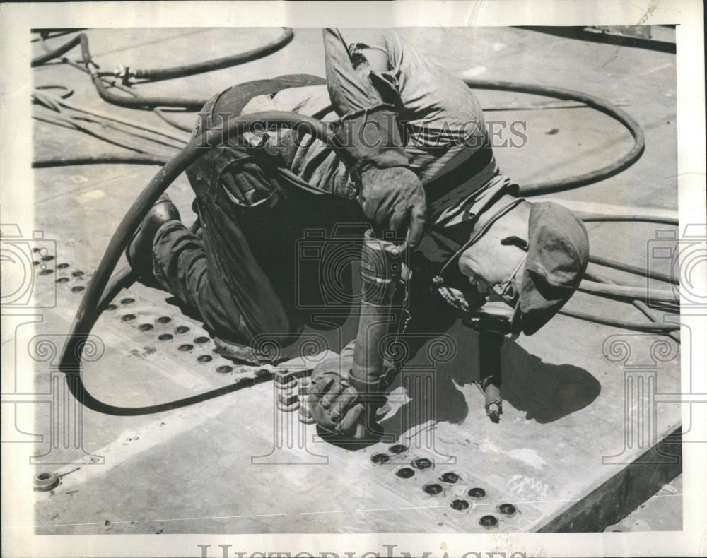 1944 Shipbuilder-Riveter - Historic Images