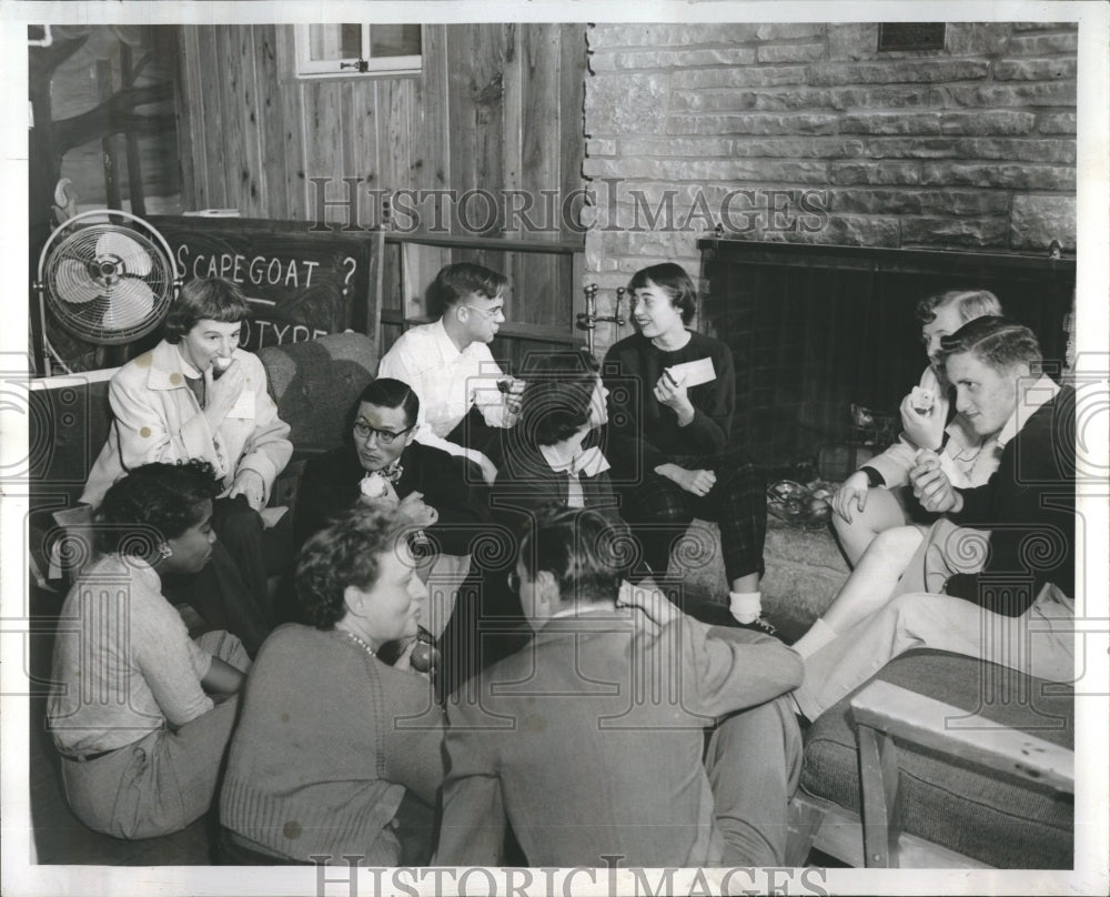 1955 Press Photo Lake Geneva Students Apples Cheese - Historic Images