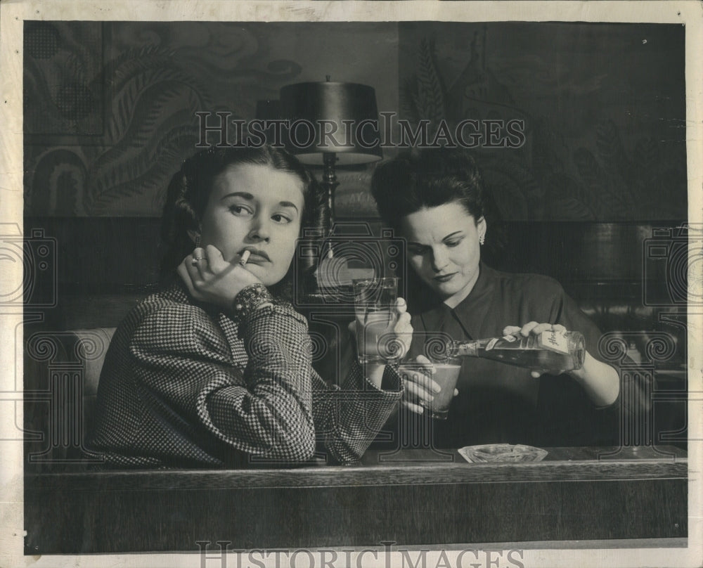 1947 Joan Van Dyke Ellen Gordann Tavern - Historic Images
