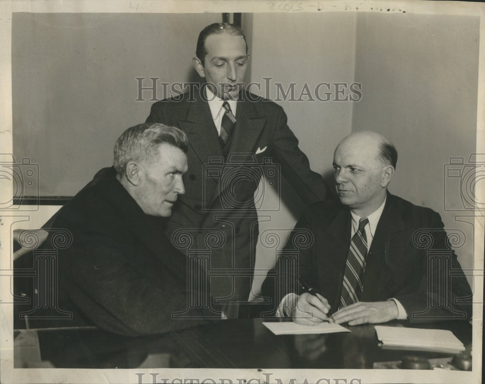 1937 Press Photo Interview Illinois Employment Services - Historic Images