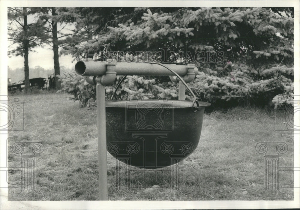 1979 Maple syrup Adin Reynolds Iron pot - Historic Images