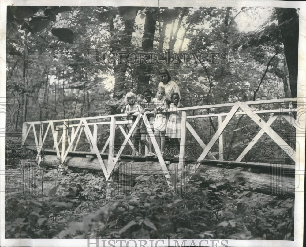 1957 Press Photo Barbara Hach Elaine Mulligan bridge - Historic Images