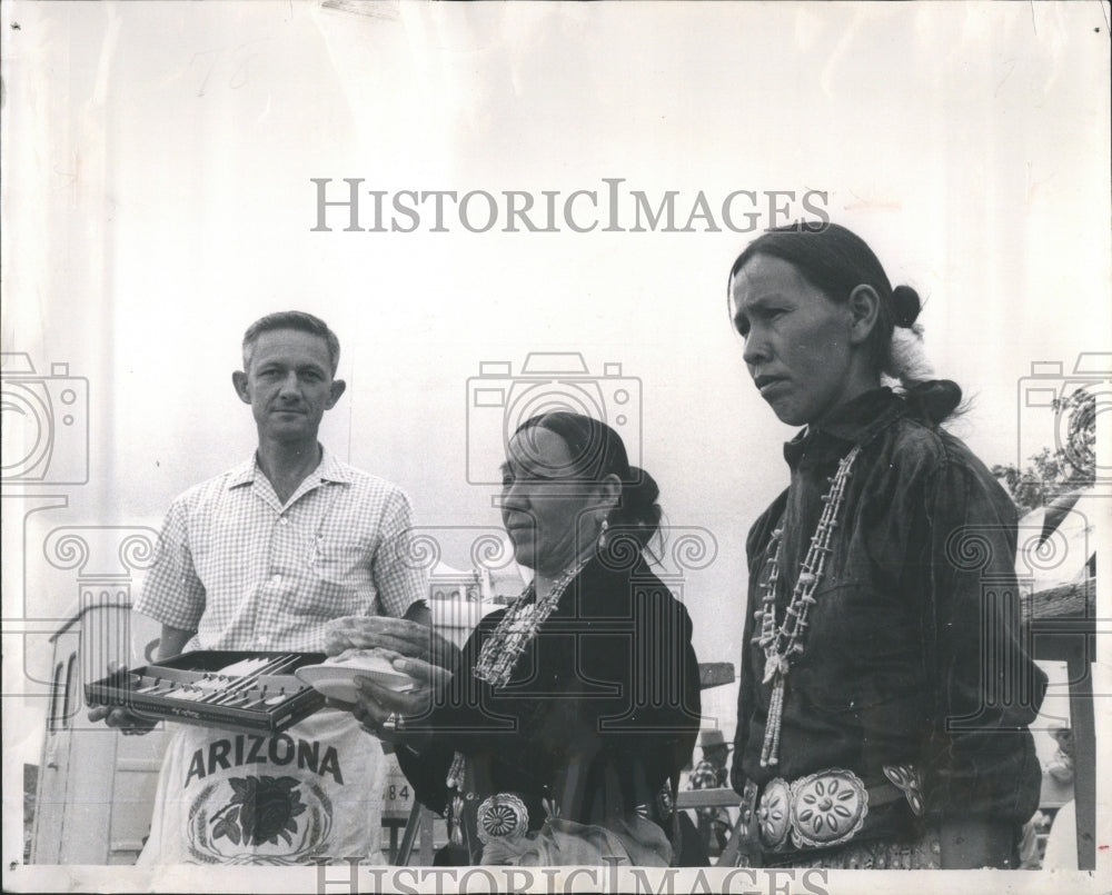 1960 Press Photo Navajo Indian Fry - Bread Contest - Historic Images