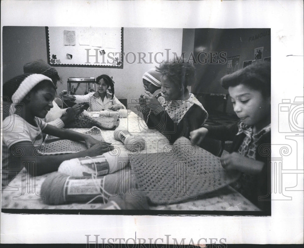 1976 Press Photo Knitting Class Hobbie Holy Lutheran Ch - Historic Images