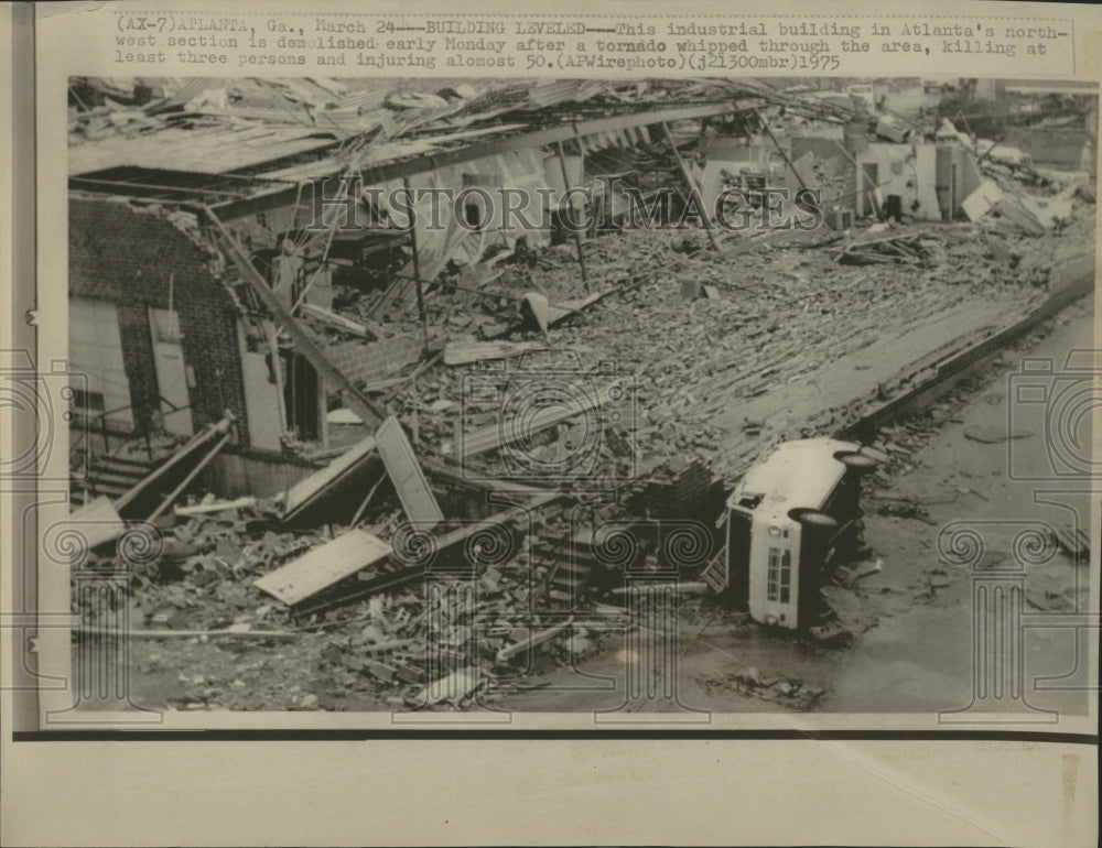 1975 Press Photo Tornado Damage Atlanta northwest build - Historic Images