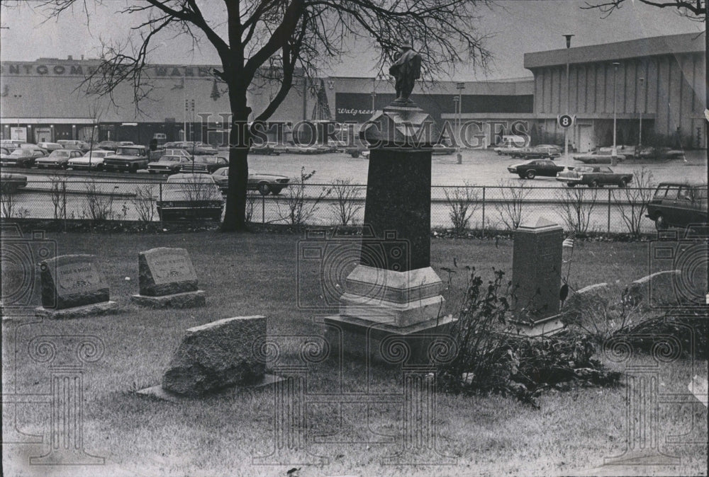 1971 Boeger&#39;s Cemetery Yorktown Lombard - Historic Images