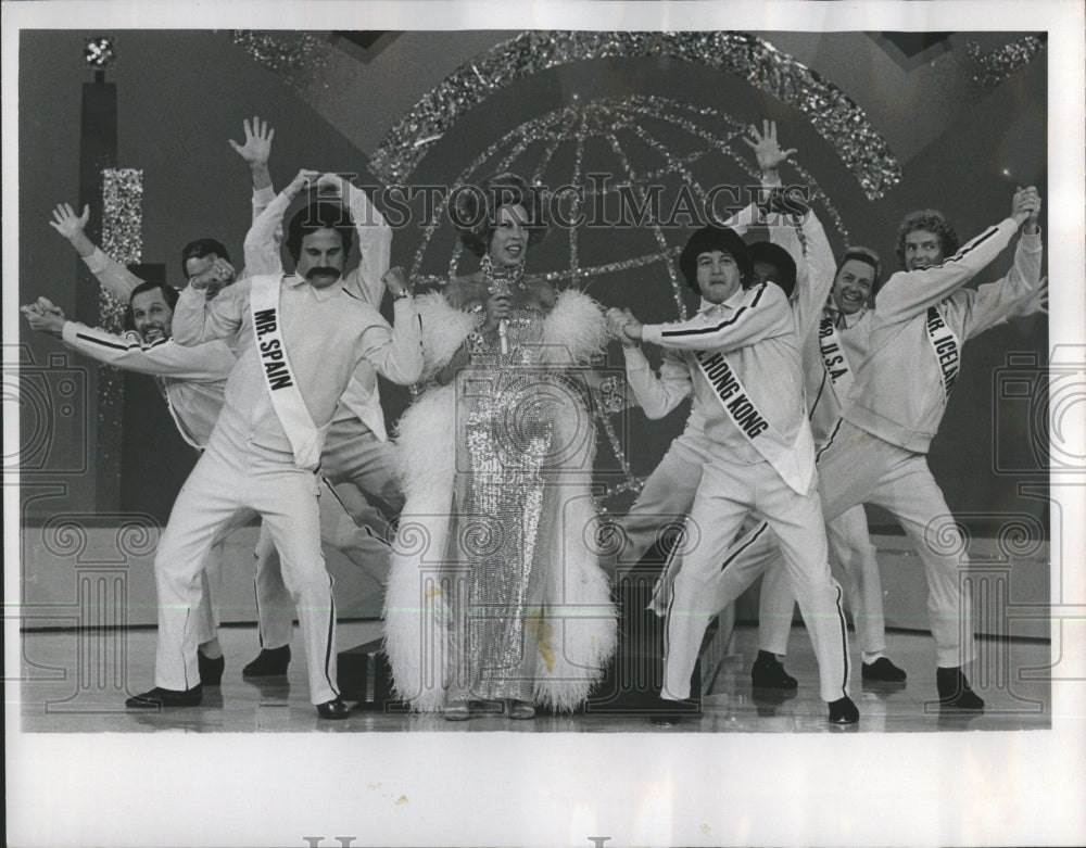 1974 Carol Burnett Ernest Flatt dancers - Historic Images