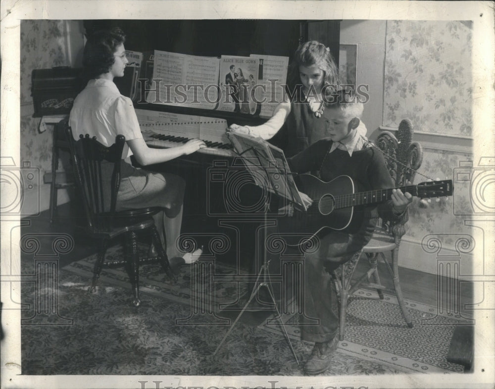 1943 Roberts Children Music - Historic Images