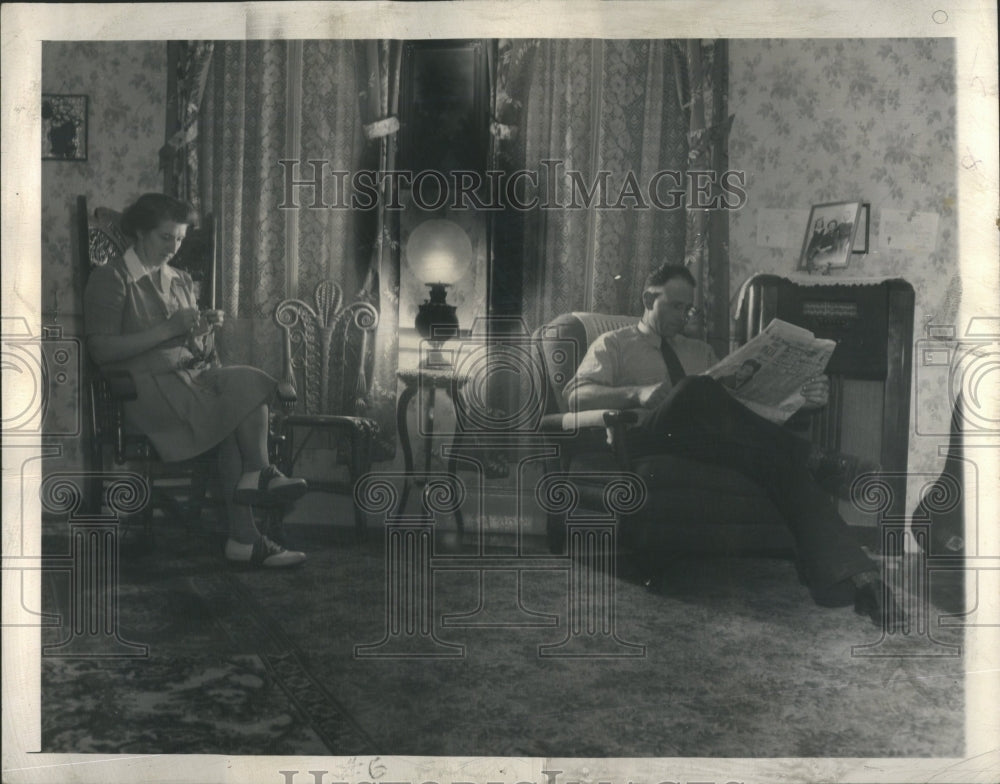 1943 Press Photo Roberts Family Living Rm Radio Winter - Historic Images