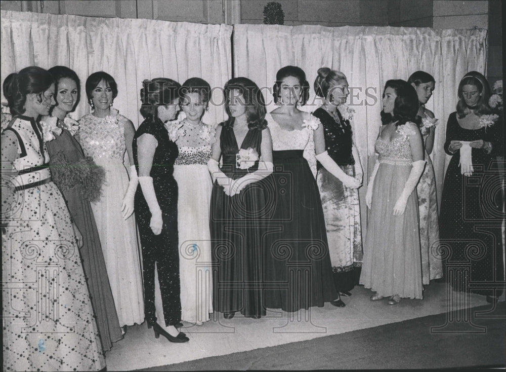 1970 Press Photo reception line Bachelor & Benedicts ba - Historic Images
