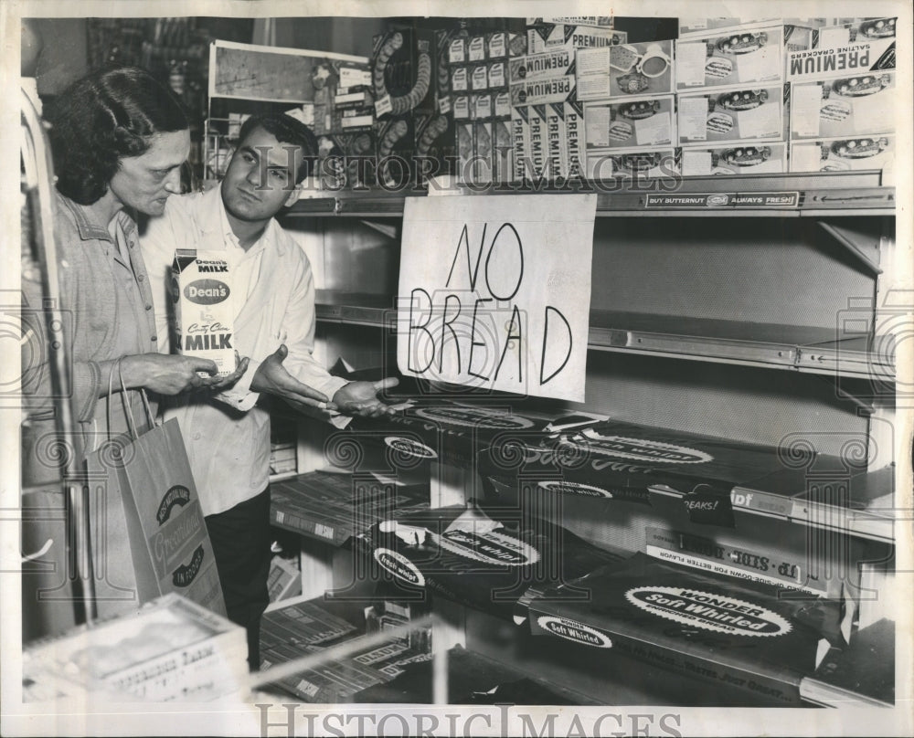 1962 Bakery workers strike left bread shelves bare in Chicago - Historic Images