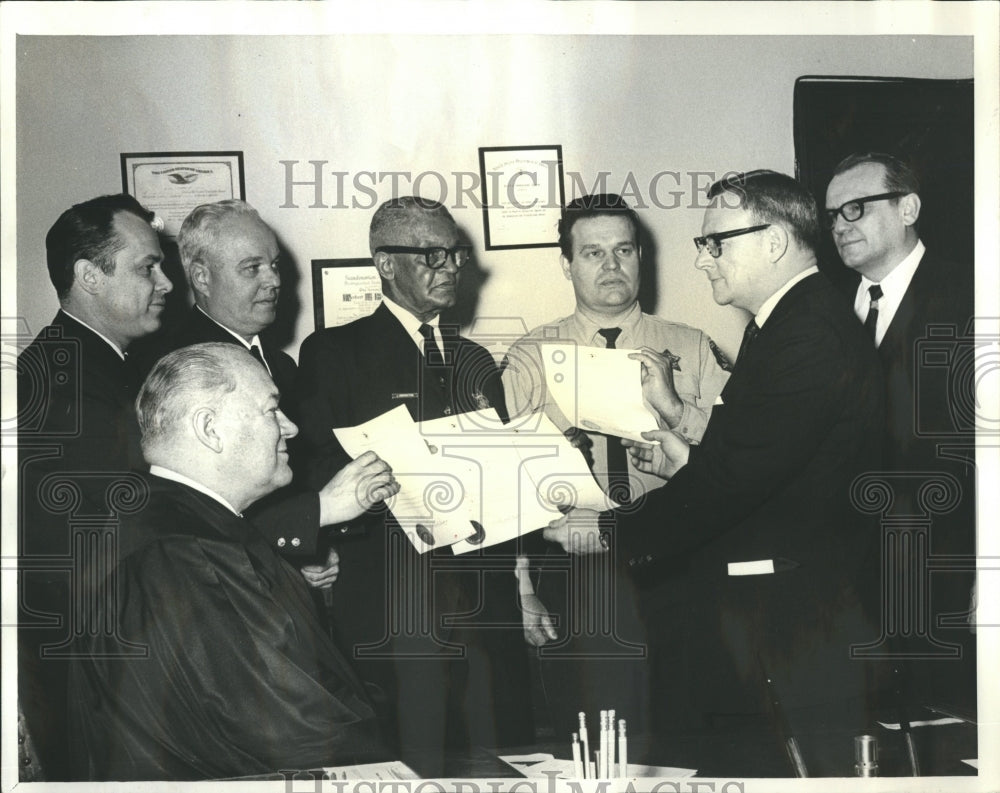 1966 Bailiff Get Citation Press Photo - Historic Images