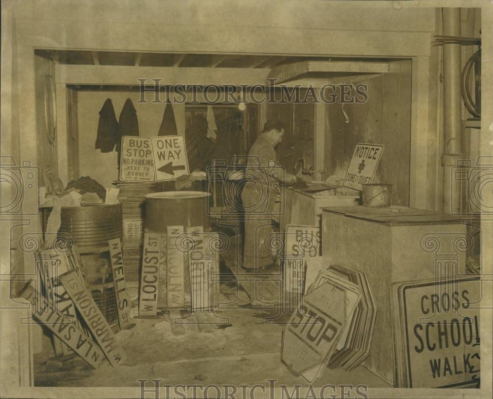 1955 Press Photo Frank Ruffolo work stripping old sign - Historic Images