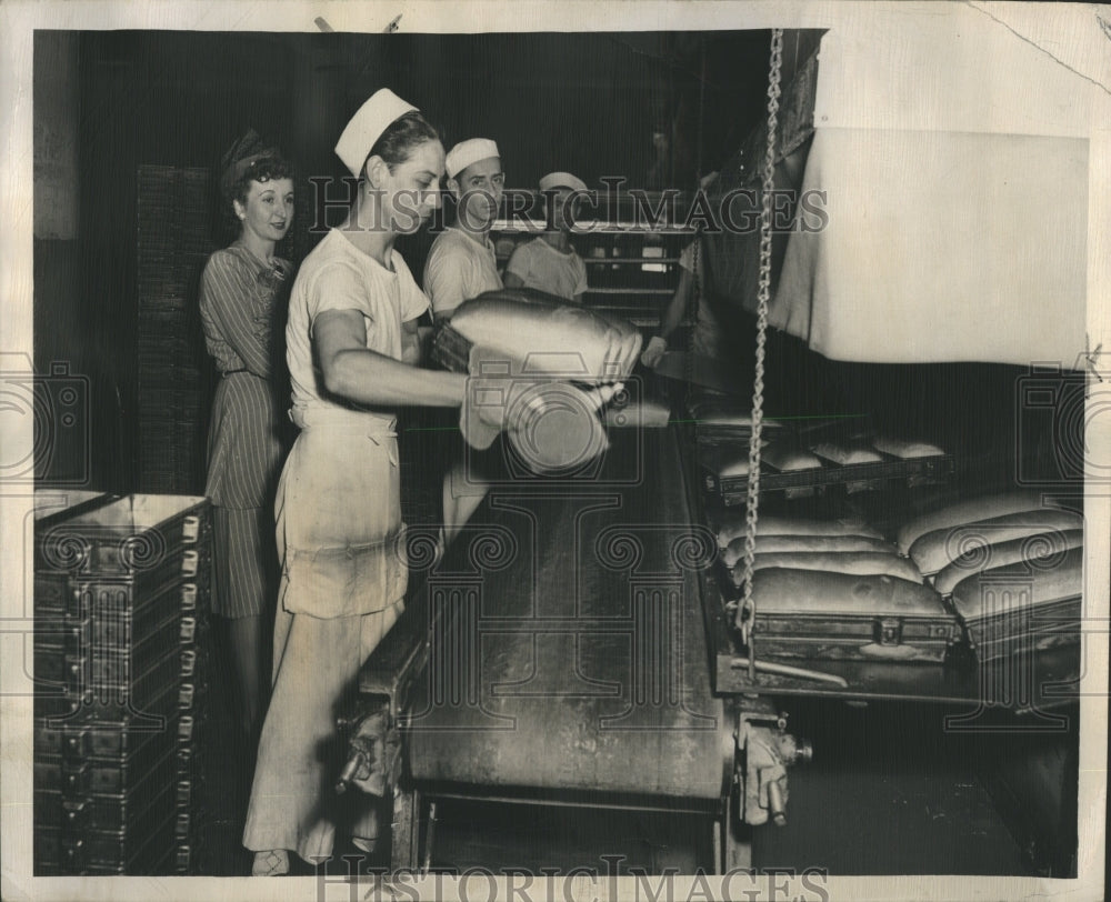 1950 Press Photo Women Baking Loaves Conveyor Belt - Historic Images